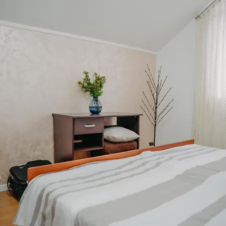 Stan Na Dan Zora Appartamento Nevesinje